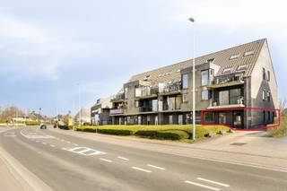 Ben je op zoek een instapklaar gelijkvloers appartement met 2 slaapkamers en 1 garage? Zoek niet verder! Dit appartement te Hoogstraat 104/0001 heeft alles wat je zoekt. <br /><br />Indeling: <br />- Woonkamer<br />- Uitgeruste vernieuwde keuken<br />- Apart toilet<br />- Berging<br />- 2 slaapkamers<br />- Badkamer met douche<br /><br />Bijzonderheden:<br />- EPC B<br />- Terras<br />- Onmiddellijk beschikbaar<br />- 1 garage (incl. in de vraagprijs) <br />- Nieuwe gascondensatieketel sinds 2024<br /><br />Mis deze kans niet en vraag vandaag nog jouw bezoek aan door contact op te nemen met Jill via jill.de.deurwaerdere@albert.immo of 0495 69 61 64. <br /><br />Bij Albert kom je thuis