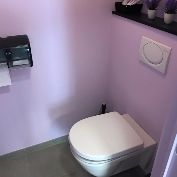 Uitstekende gelegen winkel/kantoorruimte, reeds ingericht - TOPLIGGING - te huur via EXPERT-IMMO - photo 4