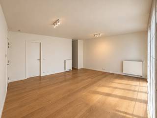 Lichtrijk appartement op een bijzonder aantrekkelijke locatie langs het kanaal, op wandelafstand van Tour & Taxis, de Up-Site toren en het centrum van Brussel. Het appartement bevindt zich in een afgesloten en verzorgde residentie met eigen onthaal en conciërgedienst, wat bijdraagt aan een aangename combinatie van comfort, privacy en veiligheid.<br /><br />De ruime woonkamer geniet van veel natuurlijk licht en geeft rechtstreeks toegang tot het private terras. Een rustige en aangename buitenruimte, terwijl u zich toch midden in de stad bevindt. De leef- en eetruimte sluiten mooi aan op de volledig uitgeruste keuken, die voorzien is van het nodige hedendaagse comfort.<br /><br />Via de aparte inkomhal met gastentoilet bereikt u de overige ruimtes. Het appartement beschikt over twee comfortabele slaapkamers en twee badkamers: één badkamer met ligbad en een tweede met inloopdouche. <br /><br />Een ruime private kelderberging biedt bovendien praktische extra opslagruimte. Een ondergrondse parkeerplaats dient verplicht mee aangekocht te worden voor €30.000.<br /><br />TROEVEN:<br />- Gegeerde ligging nabij Tour & Taxis, het kanaal en het centrum van Brussel<br />- 2 slaapkamers en 2 badkamers<br />- Residentie met onthaal en conciërgedienst<br />- Private kelderberging<br />- EPB-label B<br />- Ondergrondse parkeerplaats bij verplichte aankoop (€30.000)<br /><br />Interesse in een bezoek of meer informatie?<br />info@maximevanneste.be<br />0498 44 78 00