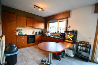 Deze ruime halfopen bebouwing vinden we terug aan de grens tussen Karpijke en Bentille.De woning werd opgericht in 2002, heeft een diepe garage en 3...