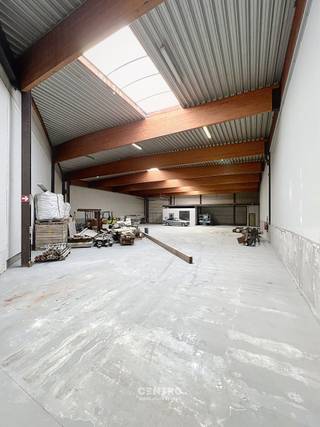 <span><strong><u>OPPERVLAKTEN:</u></strong><br /><strong><em>Constructie - bewoonbare oppervlakten</em></strong><br /><strong>Magazijn: </strong>± 700 m²</span><br /><span>Parking voor de loods</span><br /><br /><span><strong><u>INDELING</u></strong><u>:</u></span><br /><span><strong><u>Magazijn:</u></strong></span><br /><span>Magazijn/opslagruimte, bureelruimte, toilet+lavabo, mezzanine.</span><br /><br /><span><strong><u>AFWERKING</u></strong><u>:</u></span><br /><span><strong><u>Magazijn:</u></strong><strong> </strong>Betonnen constructie - gladde betonpanelen - gepolierde en gewapende betonvloer – plat dak (sandwichpanelen met isolatie) en lichtstraat – elektrische sectionaalpoort Hormann met geïntegreerde ingangsdeur (B: 4,75m; H: 4,75m) - sanitair - vrije hoogte: 5,70m , nok: 6,75m – TL-verlichting.</span><br /><br /><span><u>Algemene staat</u>: instapklaar</span><br /><br /><span><strong><u>GROTE TROEVEN van dit bedrijfspand:</u></strong><br />- Toegankelijkheid grote vrachtwagens: manoeuvreerruimte op parking<br />- Laadpalen en camerabewaking op de site</span><br /><br /><span><strong><u>BESTEMMINGSMOGELIJKHEDEN:</u></strong></span><br /><span>Volgens het gewestplan Ieper-Poperinge  gelegen op ambachtelijke zone: de gebieden voor ambachtelijke bedrijven en de gebieden voor kleine en middelgrote ondernemingen. Deze gebieden zijn mede bestemd voor kleine opslagplaatsen van goederen, met uitzondering van afvalproducten van schadelijke aard, recyclage en opslag van banden.</span><br /><br /><span><strong><u>NUTSVOORZIENINGEN</u></strong><u>:</u><br />Water, elektriciteit (drijfkracht, 3 x 400V, 40A), riolering.</span><br /><br /><span><strong><u>LIGGING:</u></strong></span><br /><span>Centrale ligging: langs de N8 Ieper-Veurne. Goede verbinding naar de A19 en naar de kust.</span><br /><br /><span><u>* Bijzonderheden:</u></span><br /><span>- Onroerende voorheffing ten laste van de huurder € 2,90/m²</span><br /><span>- Brandverzekering € 1,75/m²</span><br /><span>- Elektriciteit en water met tussentellers</span><br /><span>- Verhuurprijzen excl. btw</span><br />- Onze referentie op<strong> </strong><strong>www.centro.be</strong>: <strong>P0377-20 </strong>of contacteer ons via <strong>050700102</strong><strong>.</strong><br /><br /><strong>CENTRO | </strong><strong>BEDRIJFSVASTGOED </strong><strong> </strong>is reeds 23 jaar <u>gespecialiseerd in de bemiddeling van commercieel- en bedrijfsvastgoed </u>in West- en Oost Vlaanderen.<br /><strong>Wilt u ook weten hoeveel uw bedrijfsgebouw waard is?</strong><br />Contacteer ons vrijblijvend voor een marktconforme waardebepaling van uw pand. <br /> 