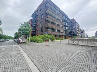 <p><strong>Plan je afspraak via www.living-stone.be</strong></p><p>Appartement met 3 kamers en groot terras. 1e verdieping - lift aanwezig.<br />Dit appartement bestaat uit een inkomhal, aparte wc, woon- en eetruimte, volledig geïnstalleerde open keuken, groot terras, 3 slaapkamers, badkamer met ligbad en dubbele lavabo, douchekamer, wasruimte/berging, kelder en een autostaanplaats. <br />Maandelijks € 210 provisie voor gemeenschappelijke kosten - onderhoud gebouw.<br /><strong>Beschikbaar 01/01/2027</strong>.<br />Mogelijkheid tot huren van tweede autostaanplaats €100/maand + €32 lasten.<br />EPC 42,22kWh/m² (Klasse A) CO2 8,93</p>