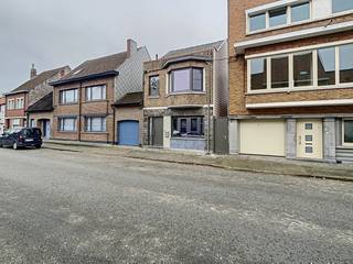 Deze charmante woning in het dorp van Watervliet werd recent volledig gerenoveerd door de eigenaar. Er werden nieuwe leidingen voorzien, nieuwe ramen, vloeren, keuken, centrale verwarming... Kortom deze woning beantwoordt weer aan de huidige hedendaagse normen.<br /><br />De gezellige woning biedt u 3 mooie volwaardige slaapkamers verdeeld over de 2 bovenste verdieping. De ruime leefruimte met apart ingerichte keuken zorgen voor heel wat mogelijkheden op het gelijkvloers. Via de zijkant is er een poortje voorzien dat toegang geeft tot het terras en de buitenberging. <br /><br />Indeling:<br />- inkomhal<br />- gastentoilet<br />- ruime leefruimte<br />- berging<br />- volledig ingerichte keuken<br />- wasplaats met ingemaakte kasten<br />- nachthal<br />- 2 slaapkamers op 1e verdiep<br />- badkamer met douche, wastafel en toilet<br />- slaapkamer op 2e verdiep<br />- berging<br />- volledig aangelegd terras <br />- buitenberging<br /><br />De woning is vrij vanaf 1 januari 2027.<br /><br />Voor bezoek:<br />vastgoed@aclea.be<br />