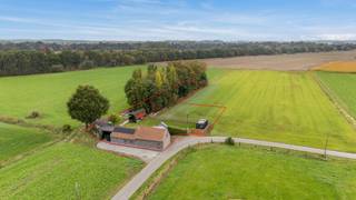 Deze karaktervolle woning heeft een prachtige landelijke ligging.<br />Gelegen op een hoekperceel van maar liefst 2.929m², omringd door groen, is het dé plaats om tot rust te komen.<br />Vanop jouw terras kijk je uit op je eigen weide waar je naar hartenlust je dieren kan houden.<br />Als het zicht alleen je nog niet genoeg kan bekoren, zal het privé-bos dat zeker wel doen.<br /><br />Naast rust en groen ben je binnen de 5 min. op alle grote invalswegen en Aalter-centrum.<br /><br />De woning voorziet in een vergunning eengezinswoning met mogelijkheid van uitbreiding tot een maximum volume van 1.000m³, een unicum in waardevol agrarische zone.<br /><br />De woning voorziet in 16 zonnepanelen met thuisbatterij, CV op propaangas, airco op de slaapkamer, airco in de zigeunerwagen.<br />Enkele leuke eyecatchers: pipowagen die momenteel dient als bureau, tuinberging in de vorm van een zeecontainer, nieuw aangelegd terras, …<br /><br />Indeling gelijkvloers: inkomhal met berging, slaapkamer met ingemaakte kasten, leefruimte met zithoek op niveau, volledig ingerichte keuken, badkamer met ligbad, technische ruimte, afzonderlijk toilet, achter inkom<br /><br />Indeling verdieping: nachthal met dressing, slaapkamer met inbouwkasten<br /><br />Buitenberging aan het terras, carport, dubbele losstaande garage, unieke pipowagen, zeecontainer/tuinberging, ruime afgesloten tuin, weide 900m², bos 750m2<br /><br />Instelprijs inclusief gunstig deel roerend.