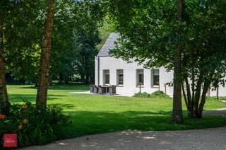 Een oase van rust. Afgeschermd door parktuin met vijver en volgroeide bomen bevindt zich deze villa bestaande uit een inkomhall, living met open hard en eetplaats, ingerichte keuken, bijkeuken, grote wasplaats, 3 slaapkamers (1 gelijkvloers), badkamer. Bijgebouw (plaats voor 2 wagens en opslag) en extra garage. Electriciteit conform. Zicht op landerijen en de Poelberg.