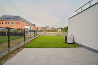 AANKOOP MOGELIJK AAN 6% BTW (op de volledige prijs)<br />Dit prachtig afgewerkt nieuwbouwappartement met 2 slaapkamers heeft een bewoonbare oppervlakte van 109 m².<br />De indeling omvat een gemeenschappelijke en privatieve inkomhal, twee slaapkamers, een badkamer, twee praktische bergingen in het appartement én een extra berging in het gemeenschappelijke gedeelte. De royale leefruimte van 51 m² vormt het hart van de woning.<br />Buiten geniet u van een aangelegd terras van 12 m² met aansluitend een zonnige tuin van 70 m², ideaal om tot rust te komen.<br />Daarnaast behoort de aankoop van een ondergrondse parkeerplaats tot de mogelijkheden.<br />Profiteer van deze kans om een nieuwbouwappartement mogelijks aan te kopen aan 6% BTW en bespaar zo tot 60.000 Euro.<br />Aarzel niet om ons te contacteren voor bijkomende informatie of een bezoek ter plaatse. <br />referentie: 4927