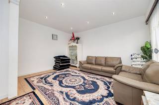 Op de eerste verdieping vinden we dit lichtrijk appartement van ca. 104 m² (cfr. EPC), gerenoveerd in 2024. Het appartement beschikt over een...