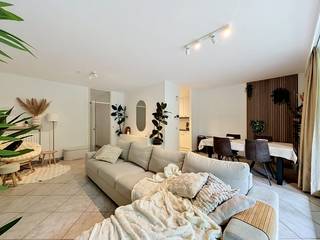 Instapklaar gelijkvloers appartement met twee terrassen. Het gebouw, ontworpen door de befaamde architect Jo Crépain, bevindt zich in een...