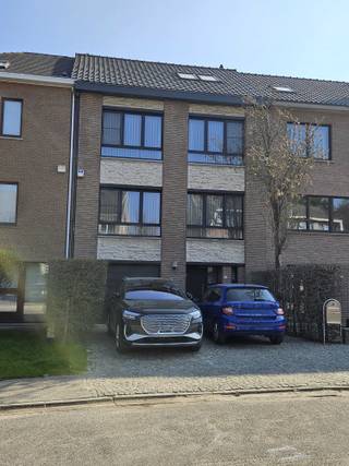 Te koop: ruime bel-etagewoning met tuin en inpandige garage in Grimbergen (1850)<br /> 3 slaapkamers – zolderruimte – zonnepanelen + batterij - EPC B<br />Deze uitstekend gelegen bel-etagewoning in een rustige woonwijk van Grimbergen biedt een combinatie van ruimte, comfort en energiezuinig wonen. Dankzij de inpandige garage, de groene tuin en de lichtrijke leefruimtes is dit de ideale thuis voor gezinnen die kwaliteit en functionaliteit zoeken.<br />Ligging<br />Deze woning bevindt zich in een aangename, kindvriendelijke wijk in Grimbergen.<br />Dankzij de centrale ligging geniet je van:<br />•Snelle verbindingen naar Brussel, Vilvoorde en andere omliggende gemeenten<br />•Scholen, winkels, sportfaciliteiten binnen handbereik<br />•Openbaar vervoer op korte wandelafstand (400m)<br />Een bijzonder praktische ligging voor actieve gezinnen en pendelaars.<br />Doodlopende straat die uitmondt aan het park, en gelegen is naast een groen gebied van het vroegere Kasteel van de Borgt.<br />Mobiliteitsscore : 8,8 (score van de Vlaamse Overheid op een schaal van 0 tot 10)<br />Gelijkvloers<br />•Inkomhal<br />•Toilet<br />•Vestiaire<br />•Inpandige garage voor twee wagens<br />•Wasplaats/berging<br />•Toegang tot tuin met groot zonnig terras<br />1ste verdieping<br />•Ruime, lichtrijke leefruimte<br />•Woonkamer : vloer gelegd met parket, gashaard, zitplaats, eetplaats<br />•Volledig ingerichte keuken : alles vernieuwd 8 acht jaar geleden, toestellen vernieuwd 4 jaar geleden, fornuis inductie + dampkap, dubbele spoelbak in inox, vaatwasser, oven, microgolf, vaste tafel met granito-tablet<br />•Aangebouwde veranda (4X3m) met aangenaam uitzicht op tuin en omgeving<br />2de verdieping<br />•3 volwaardige slaapkamers : vloer in laminaat, grootste kamer met ingemaakte kasten<br />•Badkamer : vloer in tegels, douchecel met zuil van sproeikoppen, lavabo &amp; ingemaakte kast<br />Zolderverdieping<br />•Ingerichte polyvalente ruimte<br />(mogelijkheden: extra slaapkamer, bureau, hobbyruimte, speelkamer, …)<br />•Schuine wanden afgewerkt met houten planchetten – drie dakvlakramen<br />•Vloer in laminaat<br /><br /><br />
