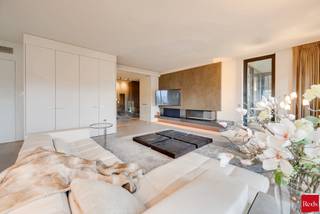 <p>Op een absolute toplocatie aan de Napoleonkaai bevindt zich dit uitzonderlijke appartement, gelegen in een prestigieus gebouw uit 2011. Met zijn royale volumes, hoogwaardige afwerking, meerdere terrassen en spectaculaire zichten op het MAS, het Willemdok en het Verbindingsdok biedt deze eigendom een unieke woonervaring in het hart van het Antwerpse Eilandje.</p>
<p>Bij het betreden van het appartement komt u binnen via een gepantserde veiligheidsdeur in een stijlvolle inkomhal. Via een grote glazen deur bereikt u de indrukwekkende leefruimte, waar licht, ruimte en comfort centraal staan. Dankzij een gevelbreedte van maar liefst 14 meter, plafondhoogtes van circa 3 meter en grote raampartijen geniet u hier van een uitzonderlijke natuurlijke lichtinval en een prachtig zicht op het water.</p>
<p>De leefruimte werd afgewerkt met een kwalitatieve parketvloer, maatwerkkasten, surround muziekinstallatie en een sfeervolle ingebouwde gashaard. Aansluitend bevindt zich hier een eerste terras van ca 8 m² dat tevens ook toegankelijk is vanuit de masterbedroom.</p>
<p>De luxueuze open keuken werd uitgerust met hoogwaardige Miele-toestellen en biedt alles wat de veeleisende hobbykok zich kan wensen. Zo beschikt de keuken over een wijnkoeler, koelkast, diepvriezer, inductiekookplaat, dubbele spoelbak, stoomoven, combi-oven, traditionele oven, warmhoudlade en ingebouwde koffiemachine. Aansluitend bevindt zich een praktische bijkeuken met extra bergruimte. Aansluitend bevindt zich een royaal terras van ca. 13 m², waar u volop kunt genieten van de avondzon en de unieke vergezichten over het MAS, het Verbindingsdok en het Willemdok.</p>
<p>Via de nachthal, voorzien van maatwerkkasten en een gastentoilet, bereikt u het slaapgedeelte. De royale master bedroom van ca. 23<strong> </strong>m² beschikt over een ruime ensuite dressing en een luxueuze badkamer. Deze badkamer is uitgerust met een vrijstaand designbad, een ruime inloopdouche, dubbele lavabo en toilet. Vanuit de badkamer en slaapkamer geniet u bovendien van een uniek zicht op het tweede terras.</p>
<p>Verder beschikt het appartement momenteel over een zeer ruime tweede kamer die vandaag is ingericht als combinatie van bureau en slaapkamer met aansluitende badkamer voorzien van douche, toilet en lavabo. Volgens het oorspronkelijke plan kan deze ruimte eenvoudig opnieuw worden opgesplitst in twee volwaardige slaapkamers. De kamers kijken uit op de rustige binnentuin van het gebouw en beschikken over een dressing.</p>
<p>Ook praktisch comfort werd niet vergeten. Het appartement beschikt over airco, vloerverwarming, plafondhoge blokdeuren, een afzonderlijke wasruimte met ingebouwde kasten en een privatieve kelderberging.</p>
<p>Er is een dubbele garagebox op niveau -3 aan te kopen voor €100.000, een bijzonder waardevolle troef op deze locatie.</p>
<p>Extra troeven:<br />✔ Panoramische zichten op MAS, Willemdok en Verbindingsdok<br />✔ Twee ruime terrassen met optimale oriëntatie<br />✔ Hoogwaardige Miele-keuken met volledig toestellenpakket<br />✔ Parketvloer, vloerverwarming en airconditioning<br />✔ Ingebouwde gashaard en maatwerkkasten<br />✔ Master suite met dressing en luxebadkamer<br />✔ Mogelijkheid tot 3 slaapkamers<br />✔ Dubbele garagebox (€100.000)<br />✔ Privatieve kelderberging</p>
<p>Een uitzonderlijk appartement voor wie op zoek is naar ruimte, luxe, comfort en unieke zichten op één van de meest gegeerde locaties van Antwerpen.</p>
<p>Voor meer informatie of een bezoek ter plaatse kan u contact opnemen met Ellen via 0474/84.54.29 of ellen@reds.be</p>