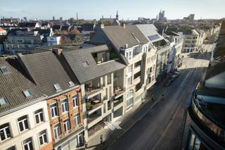 Dit tweeslaapkamer appartement van 85 m² op de tweede verdieping beschikt over een lichtrijke eet- en leefruimte met rechtstreekse toegang tot...