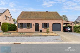 <p><strong>Welkom in de Dalstraat te Opglabbeek, waar deze charmante open woning uit 1995 u verwelkomt met een mooie combinatie van ruimte, comfort en rust.<br />Gelegen in een rustige doodlopende straat, geniet u hier van een aangename woonomgeving met lokale voorzieningen, natuur en recreatiemogelijkheden binnen handbereik.<br /><br />De woning biedt een praktische indeling met een gezellige leefruimte bestaande uit zit- en eetplaats, een keuken met zicht op de tuin en een handige berging/wasplaats. Verder beschikt de woning over drie slaapkamers, waarvan één op het gelijkvloers, twee toiletten, een badkamer en een extra bergruimte op de verdieping.<br /><br />Met een bewoonbare oppervlakte van 156 m² en een perceel van 492 m² is er voldoende ruimte voor het hele gezin.<br />De inpandige garage, carport en kelder zorgen bovendien voor extra comfort en heel wat bergruimte.<br />Buiten geniet u van een aangename achtertuin met tuinhuis.<br /><br />Ook technisch is de woning mooi in orde: asbestvrij, conforme elektriciteit en voorzien van een recente condenserende gasketel. Het EPC bedraagt 367 kWh/m² per jaar (label D).<br /><br />Een verzorgde gezinswoning met veel potentieel, op een rustige en gegeerde locatie in Oudsbergen.<br />Contacteer Baykal 0497/523595. voor meer informatie of een bezichtiging.</strong></p>