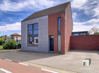 <p><span>Licht, ruimte en comfort vormen de rode draad in deze mooie, moderne woning op een aangename locatie aan de rand van het centrum van Scherpenheuvel. <br />De woning onderging in 2004 een totale verbouwing waardoor het een volledige nieuwbouw werd, afgewerkt met hoogwaardige materialen. <br />Dankzij de grote raampartijen, het hoge plafond en de open indeling geniet u hier van een bijzonder lichtrijke en aangename woonbeleving.</span></p><p><span>De woning is gelegen op een perceel van 5a 71ca en beschikt over een praktische tuin met een aangenaam terras, een ruime afgesloten garage en 2 autostaanplaatsen.</span></p><p><span>INDELING:</span></p><p><span>Bij het binnenkomen verwelkomt de ruime inkomhal met vestiaire en gastentoilet u meteen op een stijlvolle manier. <br />Van hieruit loopt u rechtdoor naar de open woonkamer, waar de grote ramen zorgen voor een overvloed aan natuurlijk licht en een tof zicht op de tuin. <br />De voorste kamer, de eetkamer, is eveneens een zeer lichtrijke ruimte en deze sluit perfect aan aan de modern ingerichte keuken.</span></p><p><span>De keuken is volledig uitgerust met de kwaliteitsvolle toestellen van Küppersbusch en beschikt over een gezellige ontbijthoek. </span></p><p><span>Aansluitend vindt u een handige bergruimte/wasplaats met rechtstreekse toegang tot de ruime garage.</span></p><p><span>Op de eerste verdieping leidt de centraal geplaatste, verlichte trap naar een open en lichtrijke overloop met grote ingebouwde wandkast. <br />Verder bevinden zich hier twee slaapkamers, een bureelruimte en een verzorgde badkamer met zowel bad als douche.</span></p><p><span>De tweede verdieping werd ingericht als ruime master bedroom, verder vinden we hier ook nog een praktische zolderberging.</span></p><p><span>Onder de volledige woning is er (kruip)kelder voorzien.</span></p><p><span>ENERGIE:</span></p><p><span>In 2023 werden er 12 zonnepanelen geplaatst en in 2025 werd ook een nieuwe aardgasketel voorzien. <br />Belangrijk om te weten: het huidige EPC met B-label (170 kWh) werd opgemaakt vóór deze energetische verbeteringen, waardoor deze recente ingrepen nog niet in de EPC-score zijn opgenomen.</span></p><p><span>De elektriciteit is conform tot 16.03.2046.</span></p><p><span>ENKELE TROEVEN OP EEN RIJ:</span></p><p><span>- Moderne afwerking met kwalitatieve materialen.<br />- Aangename tuin met ruim ingesloten terras en veel privacy. <br />- Volledige verbouwing in 2004.<br />- Eiken parket op de 2 verdiepingen en de 2 trappen<br />- Elektrische lamellen in de woonkamer<br />- 12 zonnepanelen geplaatst in mei 2023.<br />- Nieuwe aardgasketel geplaatst in september 2025.<br />- Momenteel 3 slaapkamers mits het plaatsen van gyprocwanden zijn er 5 slaapkamers mogelijk.<br />- Mogelijkheid tot het plaatsen van een extra carport naast de achterliggende garage.<br />- Centraal stofzuigsysteem<br />- Perceel van 5a 71ca: </span><span>perfect van grootte én vlot onderhoudbaar.</span><span><br />- Scholen en openbaar vervoer op wandelafstand.<br />- Prachtige wandelroutes in de nabije omgeving.<br />- Gelegen nabij de mooie basiliek van Scherpenheuvel.</span></p><p><span>Kortom: een instapklare, lichtrijke en stijlvolle woning op een fijne locatie, waar moderne afwerking en ruimte mooi samenkomen.</span></p><p><span>Kom je deze woning graag zelf ontdekken of heb je nog vragen? Neem gerust contact op voor meer informatie of een bezoek ter plaatse.<br />Contacteer ons voor een bezoek op 013 31 25 22 of mail <span>nathalie@immodiest.be</span></span><span><br />We helpen je met een glimlach verder op zoek naar jouw nieuwe thuis.<br />In afwachting van het bezoek kan u alvast de virtuele tour bekijken.</span></p><p><span> </span></p><p><span> </span></p>