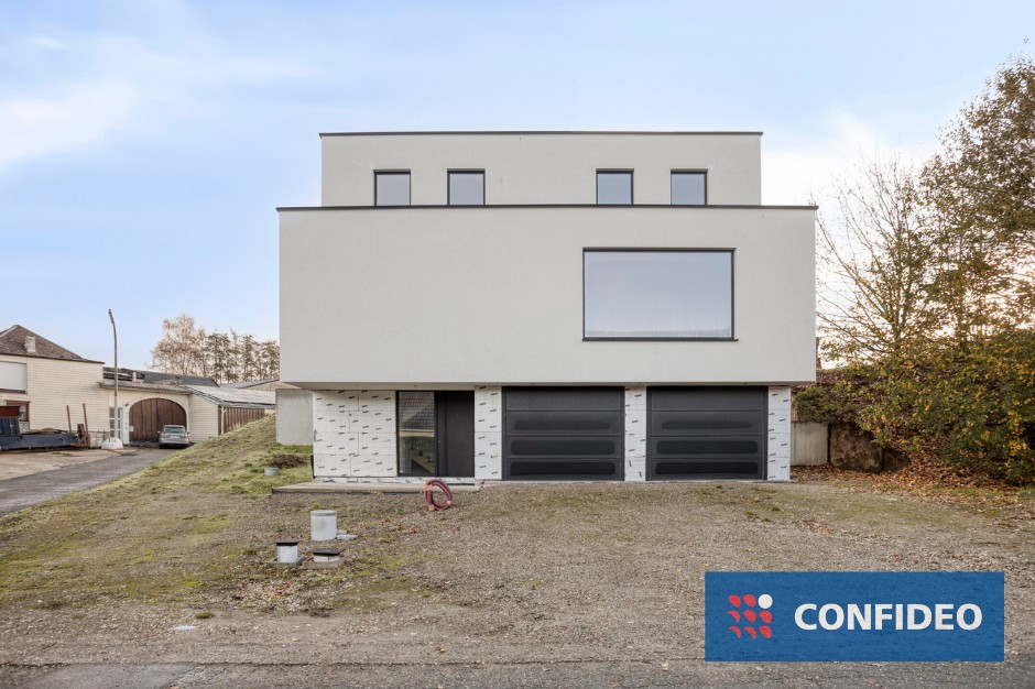 Moderne, af te werken woning op een perceel van 10a 58ca. - photo 1