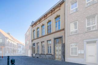 In het bruisende centrum van Eeklo vind je deze uitzonderlijke, te renoveren herenwoning boordevol karakter en charme. Met maar liefst 5 à 7...