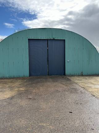 Deze opslagruimte heeft een oppervlakte van 125 m², op het industrieterrein van Torhout.<br /><br />Afmetingen 14 m op 9 m. <br /><br />Deze loods/atelier heeft ook een buitenparking met plaats voor 3 wagens.<br /><br />Centrale ligging te Torhout, nabij de E403 op- en afrit 10 Torhout.<br /><br />Direct vrij. Huurprijs 395 €/mnd.