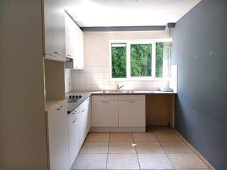 Het appartement bestaat uit een inkomhal met apart toilet, een ruime woonkamer (opp ca 29m²) met aansluitend een gedeeltelijk ingerichte keuken (opp ca 7m²) voorzien van een aparte berging.<br />Verder heeft het appartement een ruime badkamer met ligbad en er zijn 2 slaapkamers (12m², 10m²) en een 3e kamer (8m²) die als bureauruimte/dressing gebruikt kan worden en geeft toegang tot het terras achteraan.<br />Bij het appartement hoort een garagebox.<br />In de nabijheid van openbaar vervoer, scholen, winkels,.. zeker een bezoek waard!<br />Hp: 1010€ + 70€ G+ 70€ mk of een totaal van 1150€ per maand<br /><br />Bijkomende informatie:<br />epc 84kWh/m³ – label A<br />woonoppervlakte 110m² – vermelde opp is louter indicatief<br />app met 2 slpk + bureauruimte, terras en garage<br />beschikbaar 01/11/2026<br />gas, elek en water aparte meters<br />huurwaarborg 3 maanden, via Korfine<br />plaatsbeschrijving deel huurder 215€ excl 21% Btw<br />P-score C – G-score C, niet in een risicozone voor overstromingen