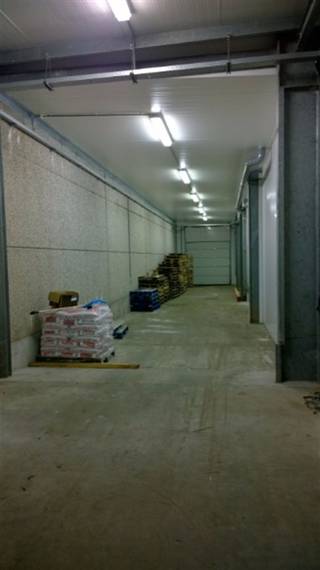 <p><span>Magazijn te huur van 105 m² met hoogte van 4,25 meter. Voorzien van verlichting. Huur te verhogen met btw en grondlasten 35 euro. Voor info of bezoek, bel 056.21.58.00 of www.immo-lvb.be.</span></p><p><span> </span></p>