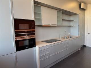 Bienvenue dans ce penthouse au cinquième étage dans le centre de Malines, situé sur la Dijle avec le Vismarkt comme voisin. Emplacement AAA avec vue.Vous pouvez profiter d'une belle terrasse sur le toit (71m²) avec une vue imprenable sur le centre historique de la ville. Il y a un salon spacieux avec de hauts plafonds, suivi d'une cuisine semi-ouverte, d'un hall d'entrée avec un vestibule à 4 portes et des toilettes pour invités. À l'arrière, il y a deux chambres à coucher avec placards et salles de bains attenantes.En outre, l'appartement dispose d'une buanderie et d'une cave.Possibilité de louer une place de parking souterrain.