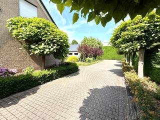 Deze tijdloze villa onderscheidt zich door haar doordachte en praktische indeling. Anno 2001 werd er een grondige totaalrenovatie uitgevoerd.<br /><br />Op het gelijkvloers bevindt zich een ruime inkomhal met gastentoilet, een lichtrijke leef- en eetruimte, een praktische leefkeuken en een wasplaats met douche. Daarnaast is er nog een ruime slaapkamer met ingemaakte kasten, een badkamer en een stijlvol bureau, waardoor gelijkvloers wonen perfect mogelijk is.<br />De verdieping biedt tal van mogelijkheden dankzij haar multifunctionele indeling. Hier vindt u 4 volwaardige slaapkamers, een polyvalente ruimte die naar wens kan worden ingericht (speelkamer, hobbyruimte, extra bureau, ...), en een tweede badkamer.<br /><br />Buiten geniet u van een verzorgde, onderhoudsvriendelijke tuin met een overdekt terras en een sfeervolle vijver.<br /><br />Tot slot beschikt de woning over 2 ruime garages, voorzien van een praktische zolder, wat zorgt voor extra opslagruimte.
