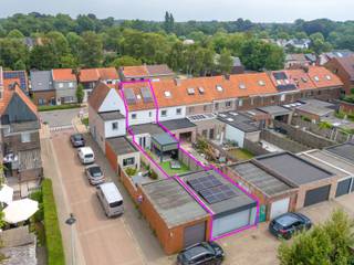 In een rustig gelegen straat nabij het centrum van Kapellen vinden we deze woning met 3 slaapkamers. Op het gelijkvloers vinden we een...