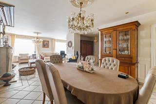 <p><strong>1-slaapkamer appartement met garage in hartje Lille – zonder gemeenschappelijke kosten!</strong></p>
<p>Dit hoogwaardig afgewerkt appartement met<span> <strong>1</strong></span><strong> slaapkamer </strong><span> </span>bevindt zich op een<span> </span><strong>centrale ligging</strong><span> </span>in het centrum van Lille. Het appartement is voorzien van een<span> </span><strong>functionele keuken</strong>,<span> </span><strong>badkamer</strong>,<span><b> </b></span><span> </span>en een<span> </span><strong>aangenaam groot terras</strong><span> </span>waar je heerlijk kan genieten van de buitenlucht.</p>
<p>De bereikbaarheid is een groot pluspunt: op slechts<span> </span><strong>1,7 km van de autosnelweg Eindhoven – Antwerpen</strong><span> </span>ben je in geen tijd onderweg richting stad of werk.</p>
<p>Een extra troef:<span> </span><strong>er zijn geen gemeenschappelijke kosten</strong><span> </span>verbonden aan dit appartement!</p>
<p>Kortom, een ideale woonst voor wie comfortabel wil wonen met alle voorzieningen binnen handbereik.</p>