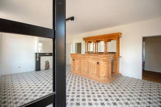 <p>Op slecht 3 minuten van het historische centrum van Tongeren vinden we deze volledig gerenoveerde woning terug. De woning is gelegen langs een fietsroute en een unieke kans voor wie op zoek is naar een combinatie van werk en leefruimte op een mooie locatie.</p>
<p>De woning heeft voor de renovatie dienstgedaan als gezellige bruin café waarbij de prachtige oude vloertegels en de bruine toog een mooi voorbeeld van zijn.</p>
<p>Ook voor hier een gezellig thuis van maken biedt deze woning tal van voordelen. Alle drie verdiepingen zijn in gebruik zodat hier een zee van plaats ontstaat voor een inrichting naar keuze.</p>
<p>De verschillende ruimtes kunnen naar hartenlust ingedeeld worden en bieden minsten plaats aan 4 slaapkamers.</p>
<p>Ook de leefruimte en badkamer zijn een echt mooi staaltje van het artistieke combineren met een moderne uitstraling.</p>
<p>Er is buiten voldoende parkeerplaats en het terras aan de voorzijde kan een echte lounge plaats worden.</p>
<p>Nieuwsgiering naar dit pand? Mail ons snel voor een bezoek ter plaatse.</p>