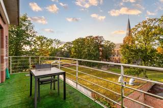 <strong>Exclusieve penthouse</strong> in het bruisende centrum van <strong>Mortsel</strong>.<br /><br /><strong>Indeling:</strong><br />Via de inkomhal betreedt u deze ruime penthouse met een <strong>uitzonderlijk royale leefruimte</strong>. Grote raampartijen creëren een <strong>open gevoel </strong>en bieden directe toegang tot het <strong>eerste terras</strong>.<br />Aansluitend bevindt zich de eethoek met een <strong>volledig geïnstalleerde keuken</strong> en toegang tot het <strong>tweede terras</strong>. Naast de keuken is er een technische berging, ideaal voor wasmachine en droogkast.<br />Verder beschikt het appartement over een badkamer met douche, ligbad, dubbele wastafel en apart toilet.<br />Tot slot is er een <strong>ruime slaapkamer en een doorloopkamer</strong> die momenteel dienstig is als dressing, maar eenvoudig kan worden ingericht als tweede slaapkamer.<br /><br /><strong>Bijzonderheden:</strong><br /><strong>Lift</strong> tot op de verdieping van penthouse;<br /><strong>Twee terrassen</strong> aan de achterzijde van het gebouw met <strong>zicht op groen</strong>;<br />Mogelijkheid tot aankoop garagebox aan <strong>€29.000,00;</strong><br />Maandelijkse kosten: €85,00/ per maand.<br /><br /><strong>Ligging:</strong><br />Ideaal gelegen met <strong>alle faciliteiten binnen handbereik!</strong> Op korte afstand van belangrijke invalswegen en op wandelafstand van winkels, scholen, parken, ziekenhuizen, openbaar vervoer en sportvoorzieningen.