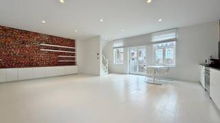 In het hart van het stadscentrum bevindt zich dit volledig gerenoveerd herenhuis in bel-etagestijl, een unieke combinatie van authentieke charme...