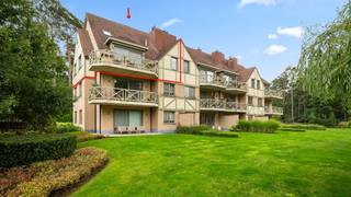 Rustig gelegen luxe appartement in het prachtige en unieke parkdomein 'Berkendael' van 1,5 hectare met grote vijver.<br />West georiënteerd.<br />Appartement op de 2de en 3de verdieping met terras en zeer mooi zicht op grote vijver en parktuin in een stijlvol gebouw met lift. <br />Omvat op de 2de verdieping: inkomhal, wc, ruime living met parket en sierhaard, open volledig ingerichte keuken, wasplaats-berging, badkamer, slaapkamers met aanpalende dressing. <br />Op de 3de verdieping: 2de en 3de slaapkamer, badkamer met douche, dubbele lavabo en ligbad, 3de wc.<br />Zeer degelijke afwerking en zeer goede staat. Instapklaar.<br />Totale vloeroppervlakte: 168m².<br />CV met aardgas. Bouwjaar: 2008. <br />EPC: 150 kWh/m² Jaar - energielabel B - UC: 2279103-RES-1.<br />Inbegrepen in de prijs is een ondergrondse autostaanplaats, kelder en parkingplaats voor het gebouw.<br />Stedenbouw info in aanvraag (woonpark = residentieel woongebied).<br />Niet overstromingsgevoelig - gebouwscore A - perceelscore A.