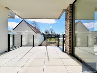 <p>Reeds meer dan 71% verkocht!<br /><br />Binnenkort van dit nieuwbouw appartement uw thuis maken, midden in het centrum van Maldegem? Dit is de kans!<br /><br />Project Koffiebranderij bevindt zich in het bruisende centrum van Maldegem. Met alle faciliteiten op wandelafstand. Het project bestaat uit 23 appartementen en 4 penthouses. Langs de achterzijde kunt u genieten van een prachtig aangelegde binnentuin. Bovendien zijn de appartementen op het gelijkvloers voorzien van een privé tuintje.<br /><br />Dit appartement bevindt zich op de 1e verdieping met volledig zicht op de gemeenschappelijke tuin. Bovendien wordt dit appartement afgewerkt aangeboden waardoor u geen keuzestress meer hoeft te ervaren. <br />Deze zullen uiteraard aan alle hedendaagse energienormen voldoen. Ieder appartement is voorzien van GEOTHERMISCHE WARMTEPOMPEN, vloerverwarming met passieve koeling en ZONNEPANELEN. Het gebouw heeft een zuidgerichte oriëntatie waardoor je steeds kan genieten van het zonnetje vanop je terras of in je tuintje.<br /><br />Zowel ondergronds als bovengronds zijn nog staanplaatsen beschikbaar. <br /><br />Nieuwsgierig naar deze tijdloze bouw met grote raampartijen en ultiem comfort?<br />Contacteer Bonne Vastgoed 7 op 7 voor meer info via 0468/104040 of info@bonnevastgoed.be</p>