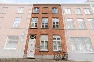 Dans la Maagdenstraat à Bruges, vous trouverez ce bâtiment de caractère d'une surface habitable de pas moins de 165 m². Pour ceux qui aiment...