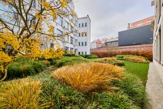 <span><span><strong>Geniet van 6% btw, ook interessant voor investeerders! Informeer naar de voorwaarden.</strong><br /><br />De Bonnefant, Wonen in het midden van de stad en toch omgeven door groen. Een iconisch gebouw op een centrale en culturele locatie waar er ruimte is voor luxe, een onvergetelijke woonervaring of zorgeloos wonen in een assistentiewoning. <br /><br />Tussen de gebouwen van De Bonnefant is een <strong>groene doorsteek</strong> gecreëerd die de Demerstraat rechtstreeks verbindt met het begijnhof. Gezellig vertoeven in één van de twee gemeenschappelijke binnentuinen of liever een barbecue met de buren? Bovendien hebben de terrassen geïntegreerde plantenbakken die zijn uitgerust met een automatisch beregeningssysteem. Een extra groene beleving is verzekerd.<br /><br />Het bestaande RTT-gebouw is volledig gerenoveerd met het behoud van de Hasseltse authenticiteit en verder uitgebreid met energiezuinige nieuwbouw. Parkeren in het centrum is geen evidentie maar toekomstige bewoners van De Bonnefant kunnen parkeren in de ruime ondergrondse parkeerplaats. Je kan ook je fiets kwijt in de fietsenstalling. <br /><br /></span></span>
<p><strong>APPARTEMENT B1 AS 04</strong> - Verdiep 1</p>
<span><span>- bewoonbare oppervlakte: 71,51 m²<br />- oppervlakte terras: 20,20 m²<br />- leefruimte met open keuken <br />- ruim terras zijde Bonnefantenstraat<br />- 1 ruime slaapkamer met ensuite-badkamer<br />- berging<br />- ideale investeringsopbrengst<br /><br /></span></span>
<p>GENIET VAN <strong>6% btw</strong> (onder voorwaarden). Vermelde prijs is exclusief ondergrondse parkeerplaats en exclusief registratie, btw en notariskosten. Alle appartementen werden volledig afgewerkt en zijn <strong>onmiddellijk bewoonbaar</strong>. Contacteer ons voor een bezoek ter plaatse. Wij ontzorgen je ook voor <strong>de verkoop</strong> van <strong>je huidige woning</strong>! Voor meer uitleg helpen we je graag verder.</p>