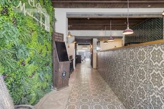 Boutique meublée prête à l'emploi avec cour confortable et appartement de 2 pièces à vendre dans le centre de Deerlijk.Descriptif :Le magasin entièrement équipé est situé dans le centre de Deerlijk. La boutique est décorée avec goût, avec un comptoir de bar et une cuisine équipée de manière professionnelle. Il est également agréable de s'asseoir dans un cadre branché avec vue sur la cour.Au-dessus du magasin, il y a un appartement avec 2 chambres, un espace de vie, une cuisine entièrement équipée et une salle de bains.Idéal pour combiner vie et travail.SUPPLÉMENTAIREAcquisition de matériel de cuisine professionnel 35 000€Deerlijk offre des opportunités aux nouveaux traders motivés. Deerlijk offre un soutien et des subventions optimaux aux entrepreneurs débutants. https://www.deerlijk.be/premie-voor-handelsinitiatievenNe manquez pas cette occasion unique de réaliser votre rêve de posséder votre propre entreprise et votre propre maison dans le centre de Deerlijk ! Contactez-nous dès aujourd'hui pour plus d'informations et pour une visite.