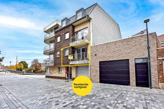 Energiezuinig appartement in hartje Diksmuide!<br /><br />Dit instapklare appartement bevindt zich in Residentie Polderzicht, op wandelafstand van de Grote Markt en diverse winkels.<br /><br />Via de inkomhal kom je binnen in de lichtrijke leefruimte met aansluitend een gezellig balkon. De volledig ingerichte keuken met handige berging biedt alle comfort.<br /><br />Het appartement beschikt over twee slaapkamers, waarvan één met toegang tot een ruim, zuid-gericht terras. De badkamer is uitgerust met een douche en een badkamermeubel met dubbele lavabo.<br /><br />Op het gelijkvloers is er bovendien een extra bergruimte voorzien.<br /><br />Het appartement is zowel een interessante investeringsopportuniteit als een aangename woonst voor eigen gebruik.<br /><br />Interesse? Maak dan nu een afspraak voor een bezoek ter plaatse.<br /><br />Neem voorsprong met een vrijblijvende en gratis schatting van uw eigendom via:<br />http://www.residentievastgoed.be/gratisonlineschatten<br /><br />EPC: B (Ref: NI26864)