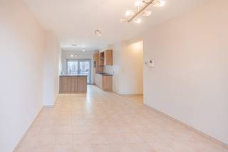 Dit verzorgd appartement met twee slaapkamers is gelegen in de Borchtstraat 26 bus 402, op een rustige maar centrale locatie in Mechelen. De lichtrijke leefruimte sluit naadloos aan op de open keuken(uitgerust met alle nodige toestellen), die praktisch is ingericht en voldoende werk- en opbergruimte biedt. Vanuit de leefruimte is er toegang tot het terras, waar u in alle rust buiten kan vertoeven. Het appartement beschikt over twee volwaardige slaapkamers, een badkamer, een berging met aansluiting wasmachine en doorgkast, en een apart gastentoilet, wat zorgt voor extra comfort. Daarnaast is er een extra kelderberging inbegrepen, ideaal voor bijkomende opslag. Dankzij de aangename indeling en de gunstige ligging is dit appartement perfect voor wie comfortabel en centraal wil wonen in Mechelen.<br />Door de centrale ligging zijn invalswegen scholen winkels en openbaar vervoer vlakbij! <br /><br />Provisie gemeenschappelijke kosten: € 50/maand<br />Onmiddellijk beschikbaar!<br /><br />Vraag je bezoek uitsluitend aan via de website van Malines Group!