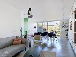 <p>Unieke en energiezuinige gezinswoning met maximale ruimte en kwalitatieve afwerking, gelegen nabij alle voorzieningen, op wandelafstand van het station, winkels en nabij de N35. De woning bestaat uit een inkomhal, een lichtrijke leefruimte met zit- en eethoek in verbinding met de open maatkeuken, een apart toilet, wasruimte en technische ruimte/berging. <br /><br />Op de eerste verdieping bevinden zich drie slaapkamers, waarvan twee met vast bureau, een douchekamer, berging en een nachthal met inbouwkasten. De tweede verdieping biedt een lichtrijke open bureau-/speelruimte met maatwerk en gezellig terrasje, een hoofdslaapkamer met inbouwkasten en berging en een tweede badkamer met inloopdouche en wastafel en extra toilet. <br /><br />Buiten beschikt de woning over een private parkeerplaats, tuinberging met achteruitgang en een garage en staanplaats binnen het gemeenschappelijk deel. De gemeenschappelijke delen zijn beperkt tot de gedeelde buiteninfrastructuur.</p>
<p>Extra troeven:</p>
<ul>
<li>BEN-woning (E-peil 14)</li>
<li>Voorzien van zonnepanelen (6.240 Wp)</li>
<li>Elektrisch laadstation</li>
<li>Houtskeletconstructie</li>
<li>Zonnescreens</li>
<li>Pichler warmtepompsysteem voor ventilatie, warm water, verwarming en passieve koeling</li>
<li>Maatkeuken en maatwerk</li>
<li>2 badkamers</li>
<li>Regenwaterput van 10.000 liter</li>
<li>Geschilderd in 2024</li>
<li>Instapklaar</li>
</ul>
<p>Deze woning is te koop ZONDER makelaar via het concept van Smart Houses! Wenst u verdere inlichtingen of een bezoek? Contacteer rechtstreeks de eigenaar via +32498931996</p>