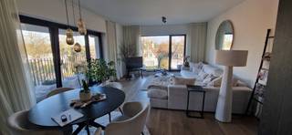 Dit recent gerenoveerd appartement op de tweede verdieping (met lift) geniet de volgende indeling: inkomhal, apart toilet, leefruimte met...