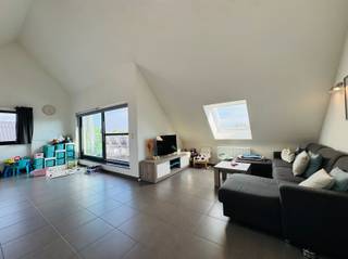 <p><span>Eigentijds, ruim duplexappartement Ruim, energiezuinig duplexappartement. Inkomhal, apart toilet, berging-wasplaats, grote, lichte living, hyper geïnstalleerde keuken, ingerichte badkamer met aparte douche en ligbad, 2 slaapkamers en vide (=3e slaapkamer) alsook een berging(technische ruimte), zeer ruim terras, garage. Lift aanwezig in het gebouw. Individuele CV op gas. Alles afgewerkt met kwalitatieve en duurzame materialen. Het appartement is volledig geschilderd en voorzien van LED-verlichting. Vrij in overleg - €820 + €30 algemene onkosten - E-peil : 60 UC: EP13247</span></p>