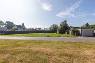 Mooi gelegen perceel van 720 m² met tal van mogelijkheden (meergezinswoning, koppelwoning, open bebouwing, ...) en zonder bouwverplichting.