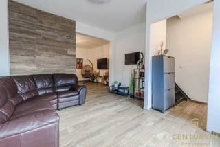 <h3>Uw nieuwe thuis in een rustige, autoluwe straat</h3>
<p><strong>Rust en bereikbaarheid</strong><br />Stelt u zich eens voor: een woning waar ruimte, licht en gezelligheid hand in hand gaan. Gelegen in een rustige, autoluwe straat combineert deze woning het beste van twee werelden: rust en privacy, maar toch een centrale ligging nabij scholen, winkels en uitvalswegen.</p>
<p><strong>Wonen en leven</strong><br />Bij binnenkomst wordt u verwelkomd door de ruime, lichte leefvertrekken. Hier nodigt de sfeer meteen uit tot samenzijn met familie en vrienden. De gezellige leefkeuken, compleet uitgerust met moderne apparatuur en een charmant ontbijthoekje, vormt het hart van het huis. Het is de plek waar de dag begint met een glimlach en eindigt met onvergetelijke maaltijden en gesprekken.</p>
<p><strong>Praktisch comfort</strong><br />Naast de keuken bevindt zich een handige berging, en ook in de tuin vindt u een inpandige bergruimte. Zo blijft alles netjes opgeborgen. De grotendeels verharde achtertuin is een verlengstuk van uw woning: ideaal voor zomerse barbecueavonden, winterse gezelligheid of gewoon om te genieten van een rustig moment in de buitenlucht.</p>
<p><b>boven</b><br />Op de eerste verdieping vindt u twee ruime slaapkamers en een stijlvolle badkamer, voorzien van ligbad, douche, wastafel en wc. De bovenste verdieping biedt twee speels ingedeelde kamers, die uitstekend geschikt zijn voor tieners, een thuiswerkplek of creatieve hobby’s.</p>
<p><strong>Een plek om thuis te komen</strong><br />Deze woning is niet zomaar een plek om te wonen; het is een plek om thuis te komen, te genieten en herinneringen te maken. Met zijn doordachte indeling, royale ruimtes en zonnige tuin biedt deze woning alles wat u en uw gezin nodig hebben om comfortabel, ontspannen en gelukkig te wonen.</p>