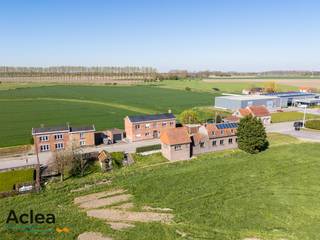 Te renoveren dijkwoning met veel potentieel. De woning is gelegen op een perceel van 463 m² en geniet van een fenomenaal, vrij uitzicht over...