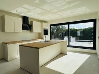 Dit lichtrijke duplex appartement is gelegen in een rustige omgeving en beschikt over een groot terras, een autostaanplaats en een gemeenschappelijke fietsenberging.De indeling van dit appartement is als volgt: u komt binnen via uw privatieve trappenhal, die voorzien is van een apart toilet. Verder is er een open, volledig ingerichte keuken, uitgerust met alle nodige toestellen. Via de keuken heeft u rechtstreeks toegang tot het zonnig terras (wordt nog verder afgewerkt). Aanpalend bevindt zich een praktische bergruimte met aansluiting voor uw wasmachine en een ruime leef- en eetruimte. Op de tweede verdieping bevinden zich twee slaapkamers en een badkamer, ingericht met een inloopdouche, ligbad, dubbele lavabo met meubel, spiegelkast met verlichting, een handdoekdroger en een toilet. Enkele extra troeven van deze woning: centrale verwarming via een warmtepomp, zonnepanelen, hoogwaardige afwerking, een gemeenschappelijke fietsenberging, veel lichtinval, volledig geschilderd en splinternieuw. Een achterliggende autostaanplaats is verplicht bij te huren voor € 50 per maand. Bovendien is de woning beschikbaar vanaf 1 november 2026.Ziet u zichzelf hier al gezellig vertoeven? Aarzel dan niet om ons vrijblijvend te contacteren voor meer informatie of een bezoek!