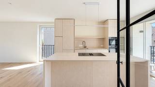 Bijzonder mooi appartement, nooit eerder bewoond, voorzien van twee slaapkamers, grote zonneterrassen en de mogelijkheid tot het aankopen van een garage in het gebouw. Dit appartement is knap afgewerkt, met veel maatkasten en voldoet aan alle hedendaagse normen en voorschriften: vloerverwarming met warmtepompen, een conforme elektrische installatie, zonnepanelen, volledig asbestveilig en energielabel A. De residentie werd gebouwd in 2025. Verkoop onder registratierechten. <br /><br />Uitstekend gelegen in het dorp van Westkapelle te Knokke-Heist, met het station van Knokke op slechts 2 km en alle dagelijkse winkels als een bakker of beenhouwer in de straat. <br /><br />Het appartement beschikt over een 100 m² aan vloeroppervlakte met o.a. een grote zonnige woonkamer met een open en compleet ingerichte keuken, aan beide kanten van de living een mooi zonneterras waar gemakkelijk een tafel kan geplaatst worden. Verder twee slaapkamers ook telkens voorzien van ingemaakte kasten, gastentoilet, bergruimte en een mooie grote badkamer met inloopdouche en dubbele lavabo. <br /><br />Gemeenschappelijke fietsenberging inbegrepen en indien gewenst kan er een garagebox aangekocht worden in het gebouw.<br /><br />Bezoeken? Contacteer Willem Cauwels op Tel 050.89.27.70