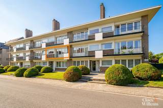 Ontdek dit aangename appartement met 2 slaapkamers, gelegen in een rustige en residentiële wijk van Halle.
Via de inkomhal betreedt u het appartement, die toegang geeft tot de ruime en lichtrijke leefruimte. Aansluitend bevindt zich de keuken. Verder beschikt het appartement over twee comfortabele slaapkamers en een recent gerenoveerde badkamer.
Een extra troef zijn de balkons aan zowel de voor- als achterzijde van het appartement, waardoor u op elk moment van de dag van een aangename buitenruimte kunt genieten.
In de vraagprijs zijn bovendien een garage en een ondergrondse berging inbegrepen.
Het appartement is uitgerust met een alarmsysteem en geniet van een gunstige ligging in een rustige woonomgeving, met alle nodige voorzieningen binnen handbereik.
