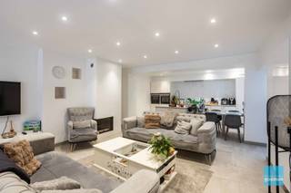 In het levendige hart van Zele vindt u deze prachtig gerenoveerde woning, tot in de kleinste details afgewerkt en klaar voor haar nieuwe...