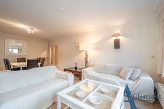 Ontdek dit charmante en bijzonder ruime appartement, ideaal gelegen voor wie houdt van degelijke ruimtes  en kwaliteit. De lichtrijke en zonnige woonkamer vormt het hart van dit appartement en biedt een warm en uitnodigend kader om te ontspannen .<br />Via de grote inkomhal met praktische inbouwkasten en berging  geniet je meteen van een gevoel van ruimte en orde. De aparte keuken uitgevend op  de gevel is volledig afgescheiden, waardoor zowel kookplezier als rust in de leefruimte gegarandeerd zijn. <br />Achteraan bevinden zich twee uitzonderlijk ruime slaapkamers met potentieel voor een extra sanitaire unit.<br />Er is reeds  een badkamer aanwezig en dit maakt het comfortplaatje dan compleet.<br />De balkon/terras aan de achterzijde biedt een rustige buitenplek en berging.<br />Een extra troef is de inpandige parkeerplaats op niveau -1, geschikt voor een middelgrote wagen – een zeldzame en praktische meerwaarde in Knokke.<br />Dit appartement combineert ruimte, licht en mogelijkheden en is daarmee een ideale keuze als  tweede verblijf of investering. Dit appartement  biedt bovendien heel wat potentieel om met enkele frisse updates een trendy look te creëren.  <br />Stedenbouwkundige Inlichtingen : in aanvraag.