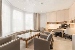 [[ DIT PAND NEEMT DEEL AAN DE ERA OPEN HUIZEN DAG OP 19/9 VAN 11:00 TOT 12:00 ]]
<strong>Ruime woning in Wielsbeke te koop met 4 slaapkamers</strong>.<br /><br />Deze karaktervolle woning gebouwd in de 19e eeuw langs de Rijksweg in Wielsbeke combineert ruimte, bereikbaarheid en hedendaags wooncomfort. De benedenverdieping werd reeds gerenoveerd, waardoor je meteen kan genieten van een aangename leefruimte en keuken. Dankzij het EPC-label D geldt er geen renovatieverplichting, wat extra gemoedsrust biedt voor wie een huis wil kopen zonder onmiddellijke ingrijpende werken. Bovendien zorgen de 20 zonnepanelen uit 2019 voor een energiezuiniger verbruik. De ligging nabij invalswegen en de woonkern maakt deze woning extra interessant voor gezinnen of wie vlot bereikbaar wil wonen.<br /><br />Belangrijkste ruimtes:<br />• Inkomhal met toegang tot het bureel en de woning<br />• Ruime living met veel mogelijkheden voor een gezellige zithoek en eetplaats<br />• Praktische geïnstalleerde keuken<br />• Bijkeuken en berging voor extra opslagruimte<br />• Bureel geschikt voor thuiswerk of hobbyruimte<br />• Badkamer met functionele indeling<br />• 3 slaapkamers + 1 kinderkamer<br />• Terras om buiten te genieten<br />• Garage en makkelijke staanplaatsen voor de woning<br />• Ruime zolder met vaste trap<br />• Afgesloten met poort voor privacy<br /><br /><strong>U heeft de mogelijkheid om de naastliggende grond bij de woning aan te kopen. Dit is een apart stuk bouwgrond voor een open bebouwing zonder bouwverplichting.</strong><br /><br />Troeven:<br />• Geen renovatieverplichting dankzij EPC-label D<br />• Ruime woning waarvan de benedenverdieping reeds gerenoveerd werd<br />• Uitgerust met 20 zonnepanelen geplaatst in 2019<br /><br />Neem vandaag nog contact op voor een bezoek aan deze ruime woning in Wielsbeke.<br /><br />JOUW DROOMHUIS. ZO GEVONDEN!