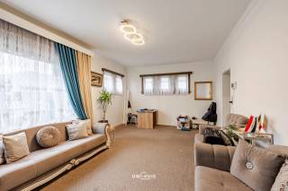 In de Pastoor Coplaan 91 te Burcht vinden we deze ruime woning met een praktische indeling en heel wat mogelijkheden. De woning beschikt over 4 slaapkamers, waarvan één zeer ruime slaapkamer op de volledig afgewerkte zolderverdieping.<br /><br />De keuken sluit aan op een gezellige veranda, waar airconditioning voorzien is. Daarnaast beschikt de woning over een gezellige koer, ideaal om in alle rust van het buitenleven te genieten.<br /><br />Ook op vlak van parkeren is er heel wat comfort. Zo is er een ruime oprit met plaats voor maar liefst 3 wagens, aangevuld met een garage met elektrische poort.<br /><br />Met een conforme elektrische installatie en een EPC-label D is dit een woning die heel wat ruimte en praktische troeven combineert.<br /><br />Troeven:<br />- Airco in de veranda<br />- Elektriciteit conform<br />- EPC D<br />- Garage en oprit <br /><br />Ben je op zoek naar een ruime woning met 4 slaapkamers, garage en voldoende parkeergelegenheid in Burcht? Contacteer ons gerust voor meer info of een bezoek.