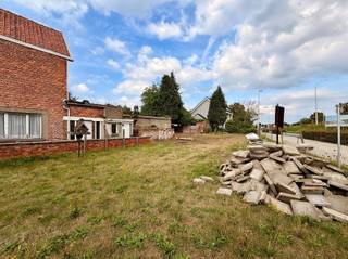 Zin om jouw woon droom waar te maken? Maak van deze af te breken woning jouw nieuwe thuis! De grond beschikt momenteel over een halfopen bebouwing met oprit en garage, gelegen nabij het centrum van Beveren. De indeling van het huidige pand is als volgt: U betreedt de woning via de inkomhal met meteen links de eerste ruimte. Verder door heeft u de tweede en derde ruimte met daarachter een toilet en badkamer. Op de eerste verdieping zijn er twee ruime kamers. De vaste trap naar de zolder geeft nog de mogelijkheid tot het creëren van twee extra kamers.De achterdeur en het poortje aan de voorgevel bieden toegang tot de tuin. Ook via de oprit is gelegen om de hoek, in de Gentseweg. De garage staat achteraan in de tuin waardoor toegang tot de woning zeer eenvoudig is.Nog enkele troeven van dit pand: Totaal af te breken of te renoveren woning wat jou de mogelijkheid geeft om je droom woning te creëren, dicht bij het centrum en zeer centraal gelegen.Interesse? Mail vrijblijvend naar verkoop@bebuild.be en ga met ons ter plaatse.